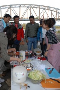 日本チーム　ちゃんちゃん焼きの下ごしらえ　大きな鮭を前に