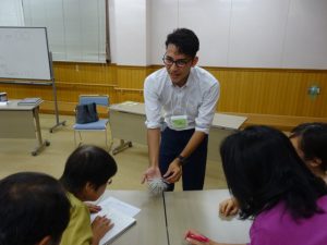 川畑さんが好きな植物を実物で紹介。写真は「エアプランツ」