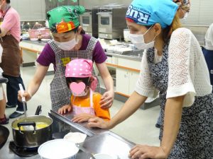 とうもろこしを茹でる。アク取り、甘味を足した後、片栗粉でとろみをつける