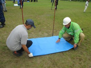 シートとポリタンクで家に水が入るのを防ぎます