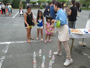 輪投げに挑戦。国旗がついた的をめがけて、えいっ！