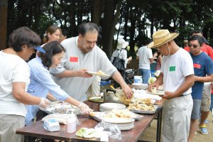 お肉と野菜をブラジルのパンにはさむとおいしい♪