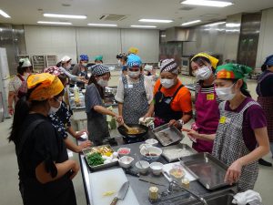 材料を炒める