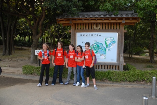 これから浜松城に向かいます=3=3  おそろいの赤いTシャツ決まってるねｂ（＾ο＾）