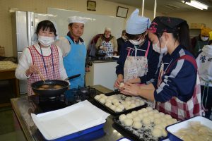 ブラジル料理調理中。高校生ボランティアも大活躍