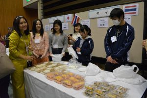 こちらはタイ料理。タイの民族衣装がステキ♪