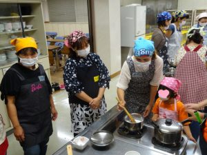 ココナッツミルクを沸騰させ、塩で味を調える